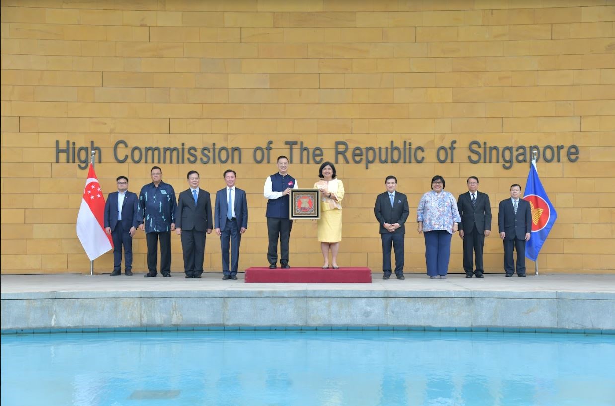 SINGAPORE TURNS OVER THE CHAIRMANSHIP OF